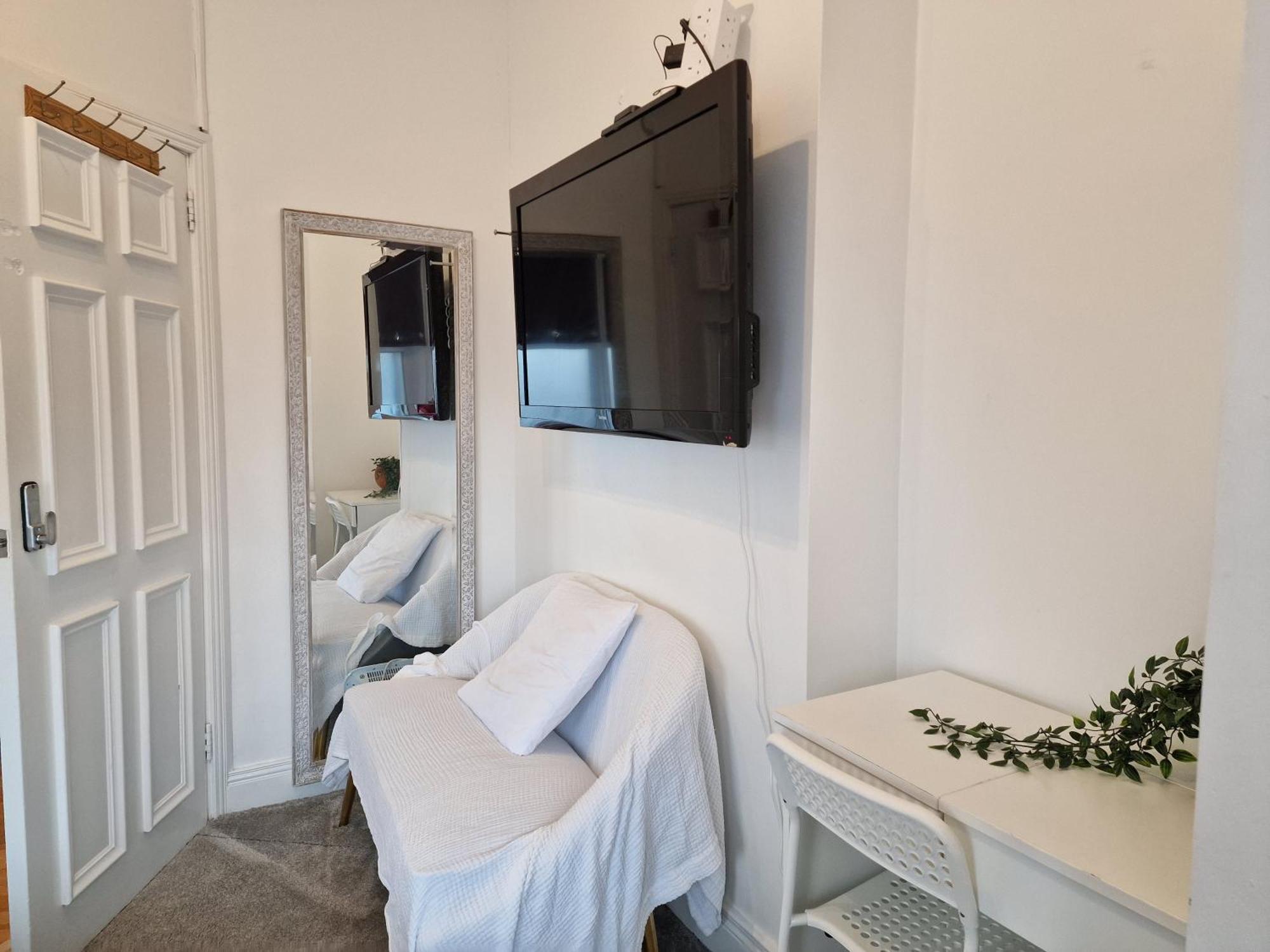Aunty Katie'S House, Ni Tourist Board Certified & Located On The Main Oldpark Road To Belfast, With Free Continental Breakfast & Free Ultra Fast Sky Internet, Free Sky Sports & Free Sky Cinema, Self-Check In After 10Pm Gmt旅舍 外观 照片